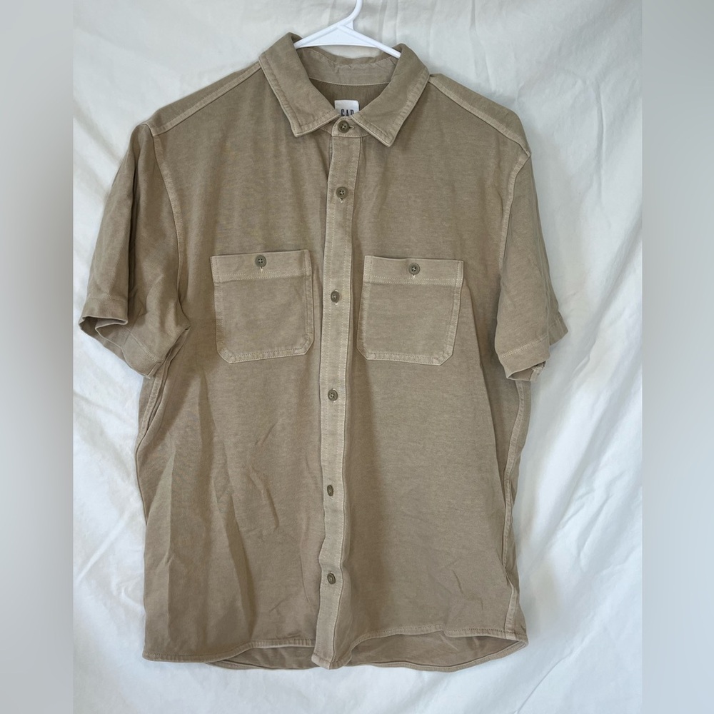 Men’s GAP button front pocket tee tan size medium. 100% cotton.